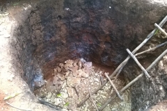 30-05-15 Nello scavo é stato acceso un grande fuoco per indebolire la roccia molto dura travata sul fondo.
